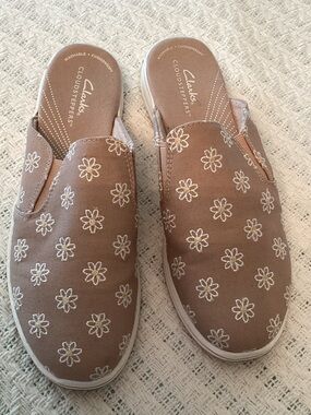 Clarks Women's Slip-On Mules in Tan with Daisy Size 9